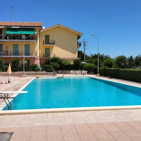 Hostdomus - Poolside With Pool